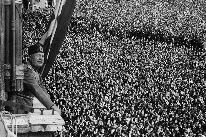 Бенито Муссолини на площади Пьяцца Венеция объявляет войну США. 
