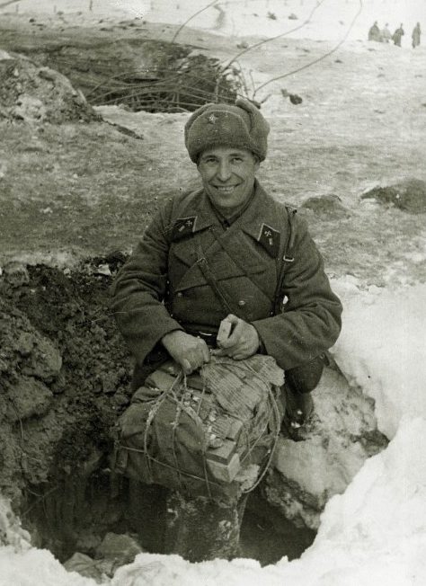 Капитан Иван Коровин готовит к подрыву захваченный дот Sj-5, февраль 1940 г.