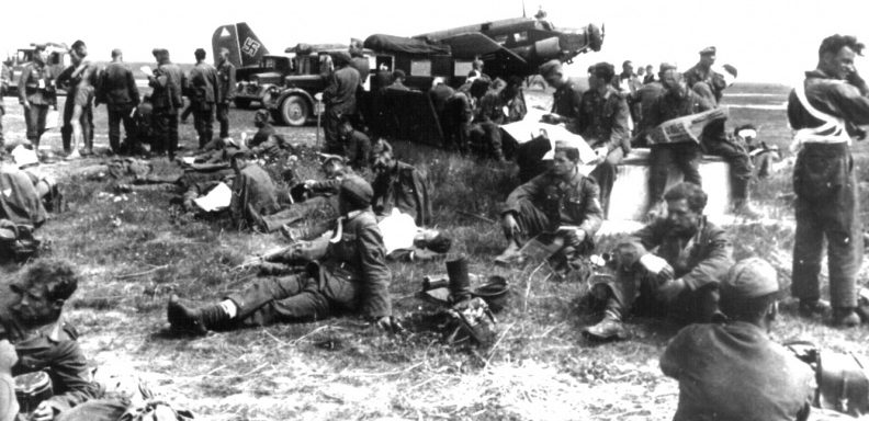 Раненые солдаты Вермахта на полевом аэродроме в Орше. Июль 1941 г.