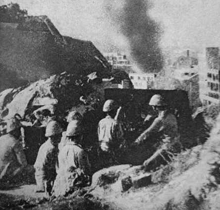 Японская артиллерия ведет огонь по Гонконгу.