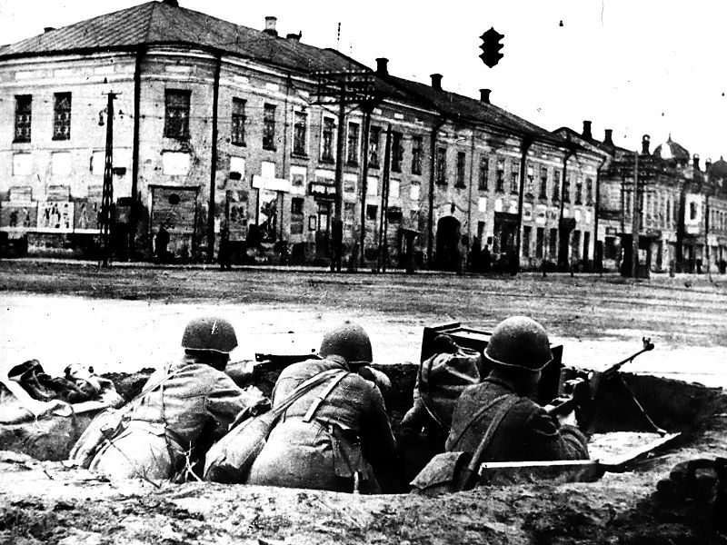 Защитники города на перекрестке улиц Советской и Коммунаров. 