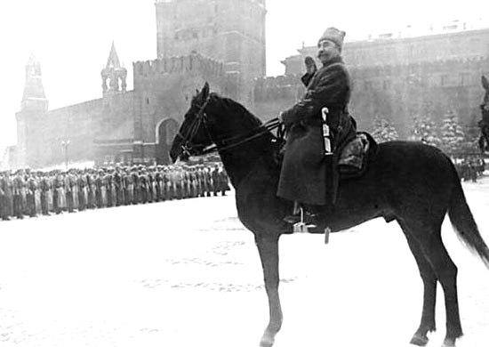 Маршал Семён Будённый принимает военный парад. 