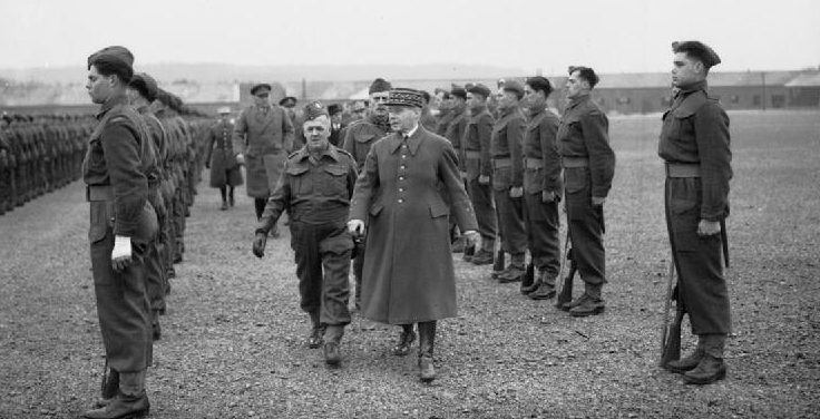 Генерал Морис Гамелен, главнокомандующий французской армией, оссматривает канадские войска в Олдершоте. 29 мая 1940 г. 
