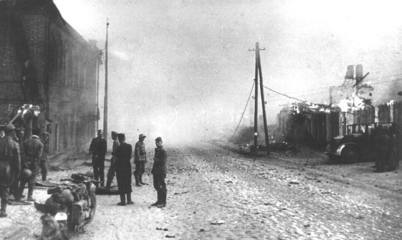 Немцы входят в город. Июль 1941 г. 