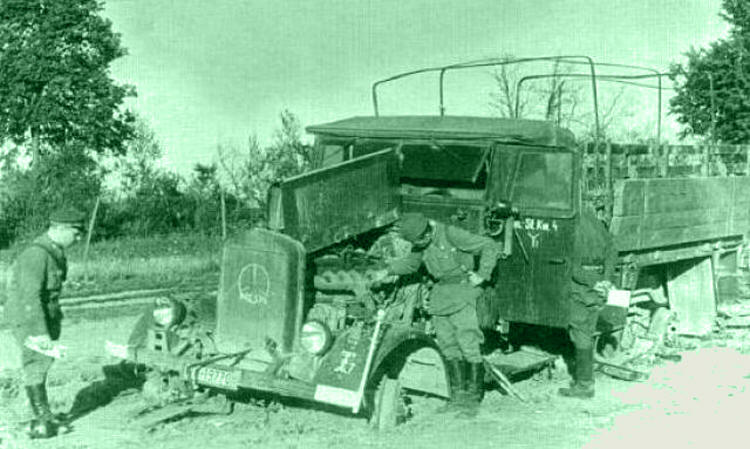 Разбитая немецкая техника в освобождённых после контрудара советских частей Сольцах.