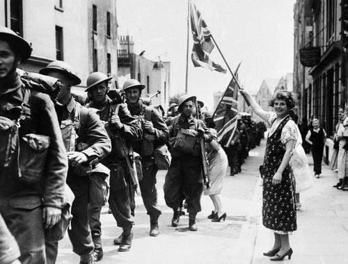 Местные жители приветствуют канадцев. Франция, 18 июня 1940 г. 