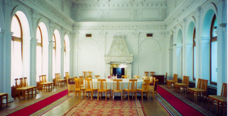 Зал Ливадийского дворца, где проходили переговоры в годы войны и сегодня.
