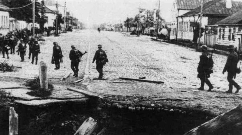 Немцы входят в город. Июль 1941 г.