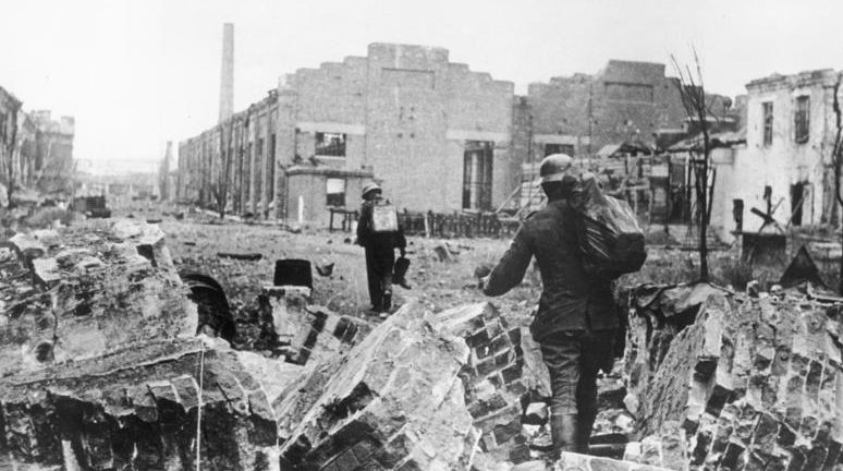 Немцы на улицах Сталинграда. 1942 г.