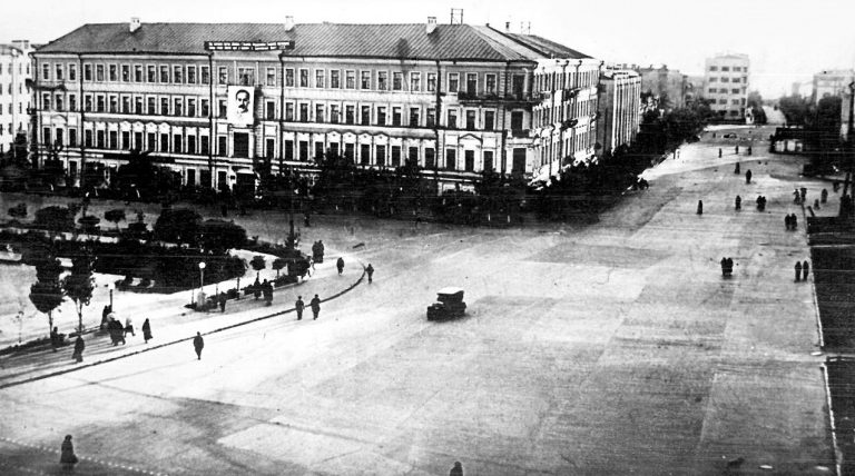 Площадь Павших борцов в Сталинграде до начала налетов на город. 1941 г. 