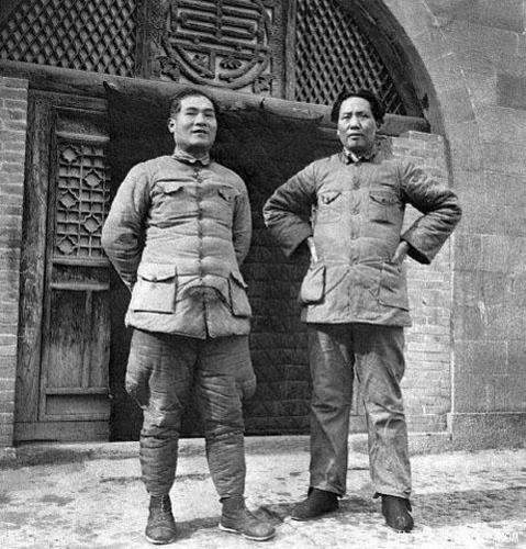 Мао Цзэдун и Чжан Готао (член-основатель КПК) в Яньане. 1937 г.