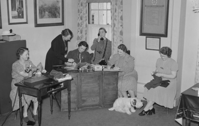 Члены «Имперского Ордена Дочерей Империи» оказывают посильную помощь армии. Июль 1940 г.