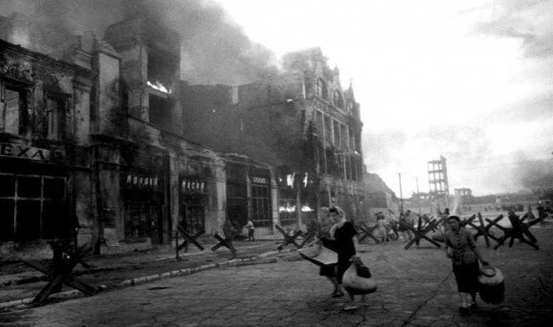 Первые бомбежки Сталинграда. Женщины с пожитками бегут в укрытие. Июль 1942 г. 