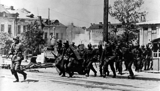Немецкие войска входят в город. 9 июля 1941 г. 