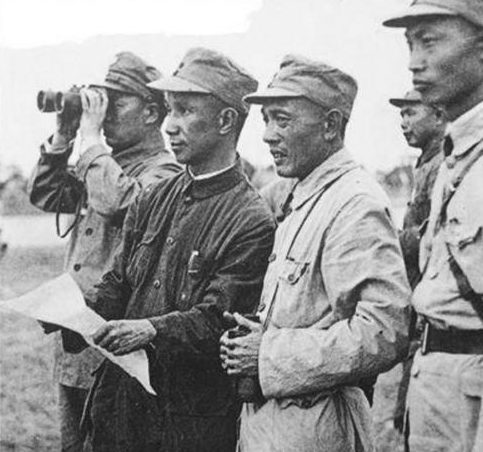 Офицеры китайской армии наблюдают за позициями противника. Шанхай, 1937 г.