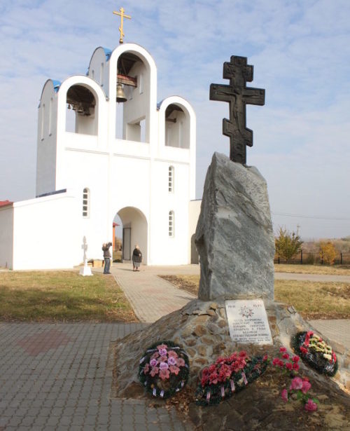с. Мармыжи Советского р-на. Братская могила советских воинов, расположенная у церкви Покрова Пресвятой Богородицы, в которой похоронено 140 советских воинов, в т.ч. 131 неизвестный.