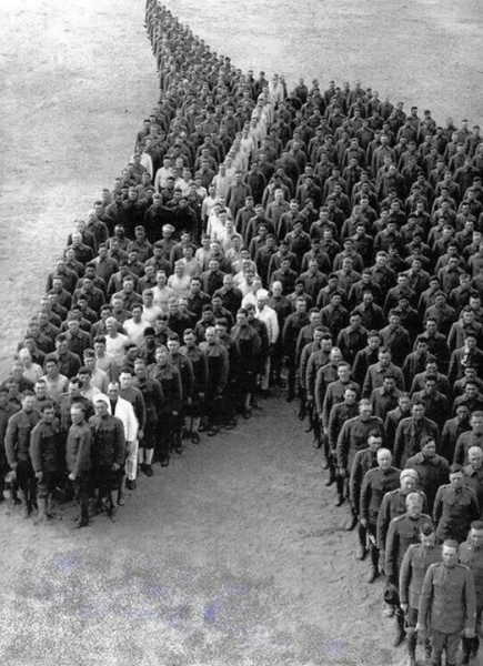 Кавалеристы в память о лошадях, погибших на войне, выстроились в фигуру, напоминающую голову лошади. США, 1917 г.