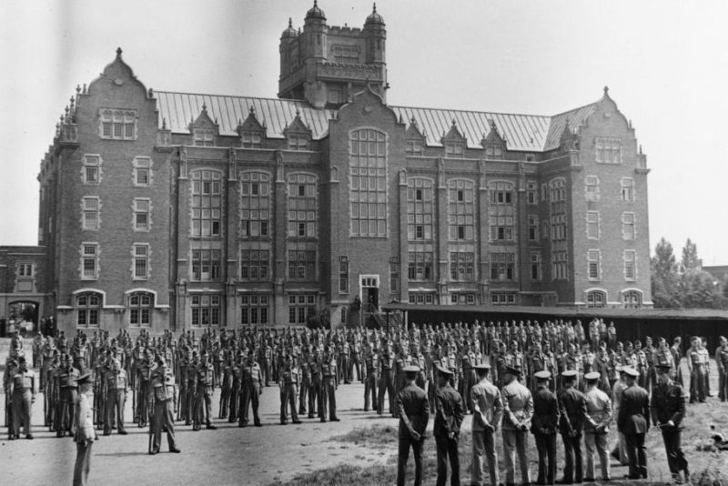 Новобранцы канадского корпуса подготовки офицеров в колледже Лойола. Западный Монреаль, август 1940 г.