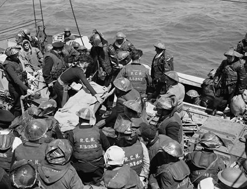 Эвакуация раненных. Франция, июнь 1944 г.
