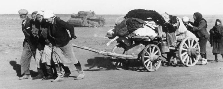Беженцы у Сталинграда. Июль 1942 г.
