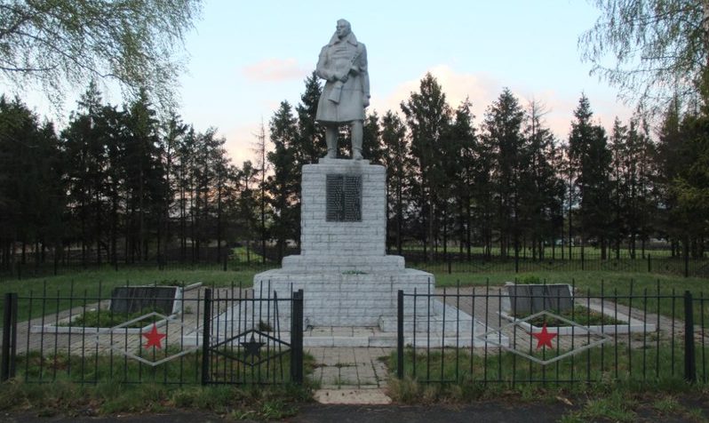 д. Троицке Советского р-на. Памятник, установленный на братской могиле, в которой похоронено 38 советских воинов.