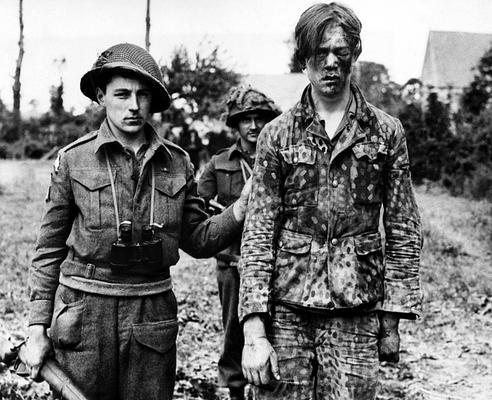 Канадские солдаты с пленным из 12-й танковой дивизии СС «Гитлерюгенд». Кан, июнь 1944 г.