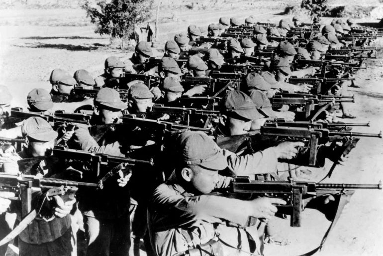 Китайские солдаты с пистолет-пулеметами Томпсон в окрестностях Пекина. 1937 г. 