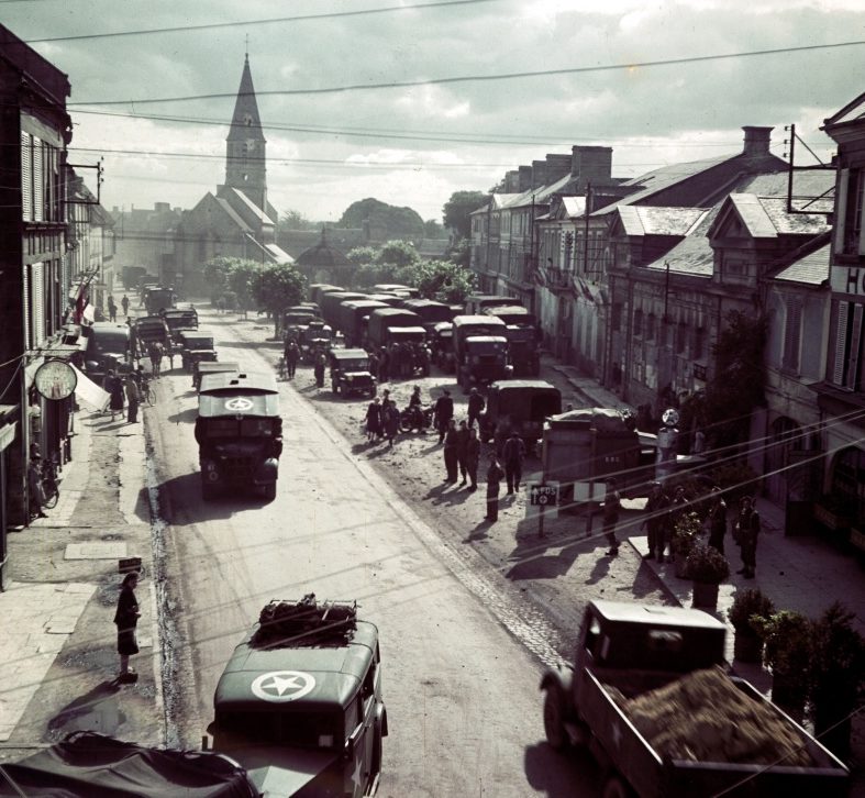 Канадские автомобили в нормандском городке Крёлли. Июнь 1944 г. 