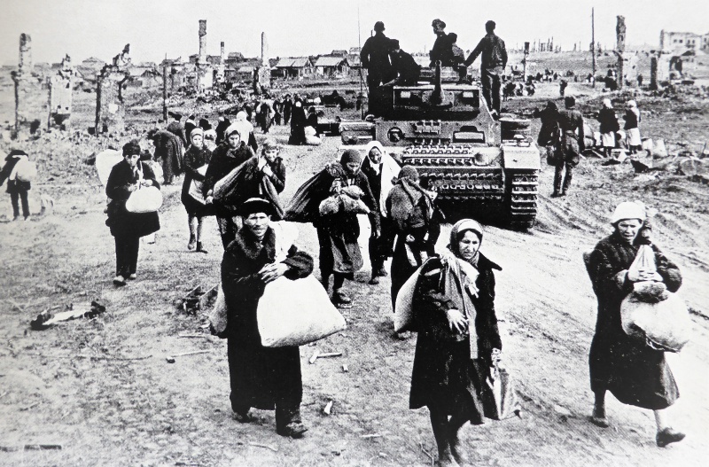Беженцы у Сталинграда. Июль 1942 г.