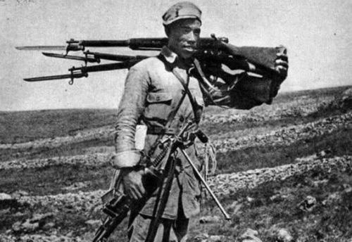 Китайский солдат с трофеями. 1940 г. 