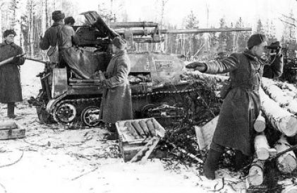 Советские артиллеристы удерживают кольцо окружения. Январь 1942 г.
