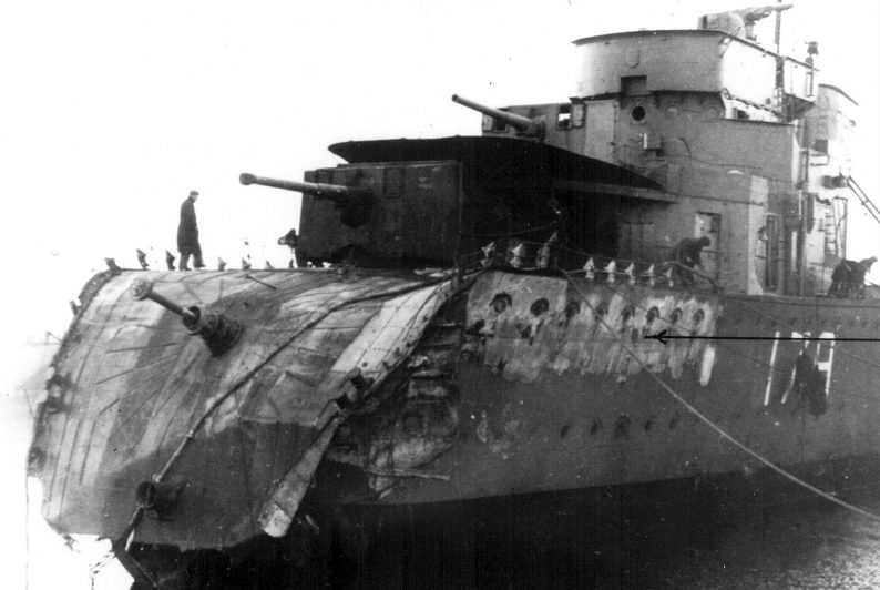 Канадский эсминец «Сагеней», поврежденный торпедой с итальянской подлодки «Арго». Декабрь 1940 г. 