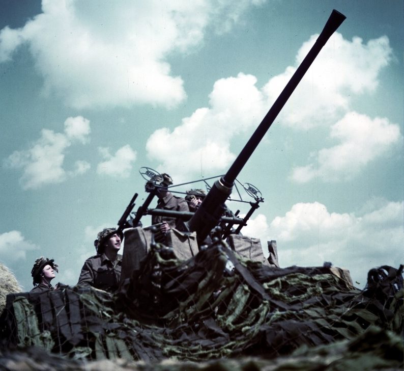 Канадские солдаты за 40-мм автоматической зенитной пушкой «Бофорс» в Нормандии. Июнь 1944 г. 