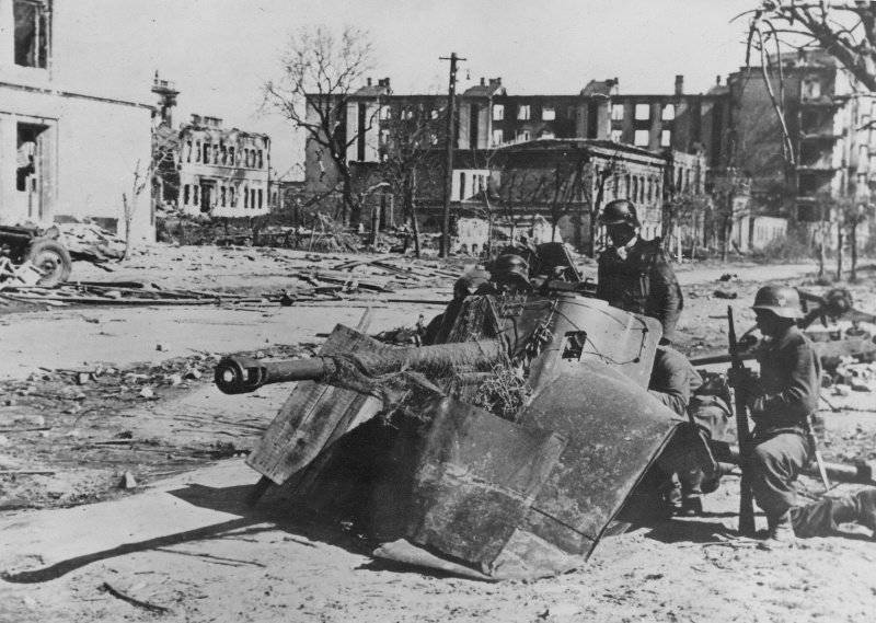 Расчет немецкого 50-мм противотанкового орудия на перекрестке Сталинграда.1942 г.