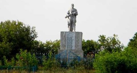 с. Гололобовка Солнцевского р-на. Памятник, установленный в 1965 году на братской могиле, в которой похоронено 82 советских воина в т.ч. 47 неизвестных.