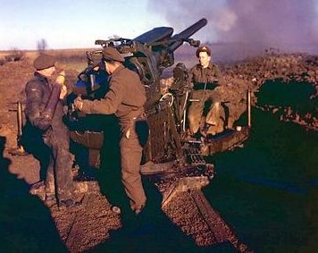 Канадские артиллеристы стреляют из 94-мм зенитного орудия в окрестностях Дюнкерка. Франция.1940 г.