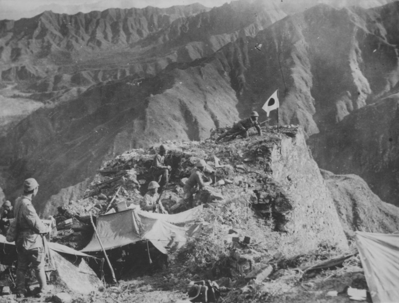 Японские солдаты на позиции в горах в Китае. 1940 г. 