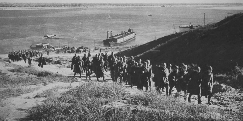 Красноармейцы после высадки на берегу Волги. 1942 г.