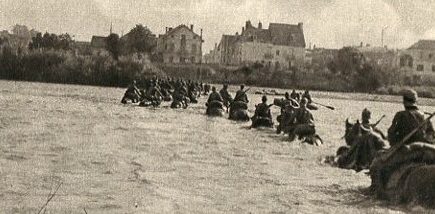 Немецкие кавалеристы форсируют реку. 