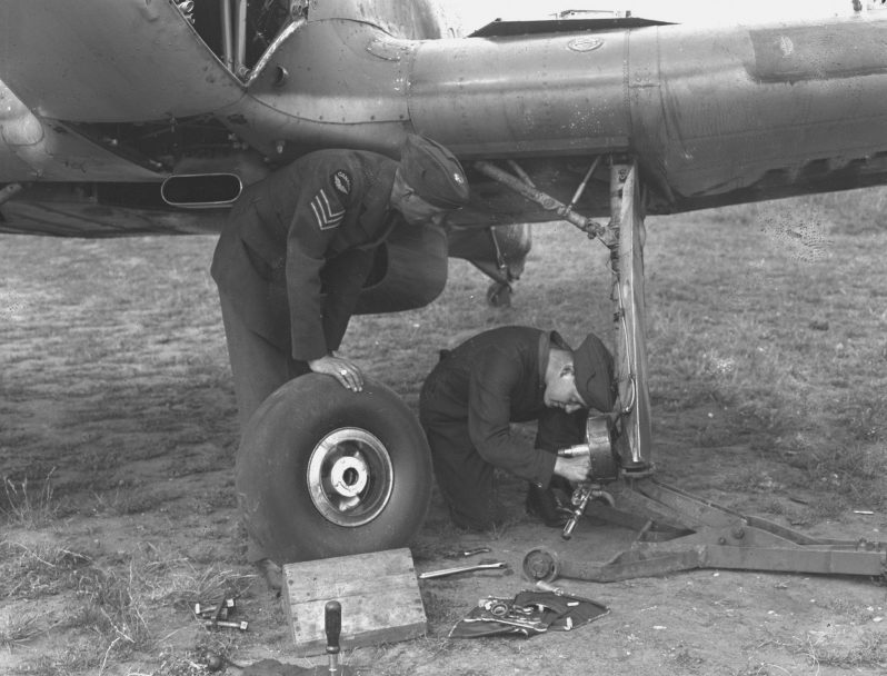 Авиатехники 1-й эскадрильи канадских Королевских ВВС занимаются ремонтом агрегатов шасси истребителя «Харрикейн». 1940 г. 