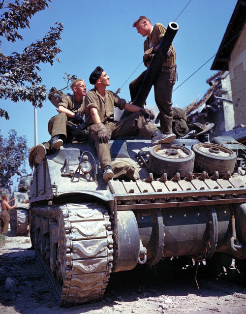 Канадский экипаж танка Шерман к югу от Кана. Июнь 1944 г.