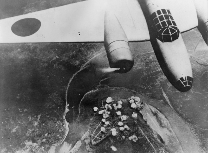Японский армейский бомбардировщик Mitsubishi Ki-21 бомбит китайский город Чунцин. Сентябрь 1940 г. 