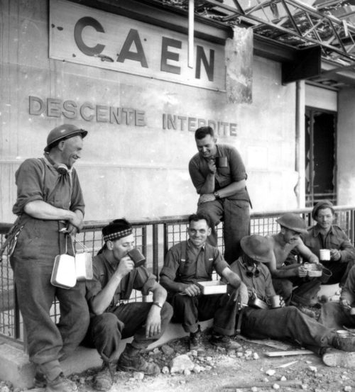 Солдаты за обедом на железнодорожном вокзале города Кан. 1 и юля 1944 г.