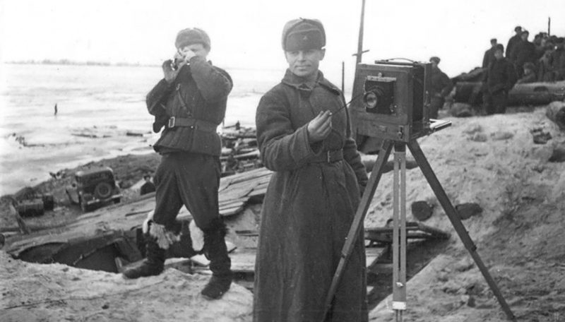 Советские фотокорреспонденты на берегу Волги. 1942 г.