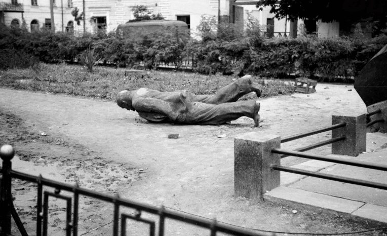 Разрушенный памятник Ленину. Август 1941 г. 