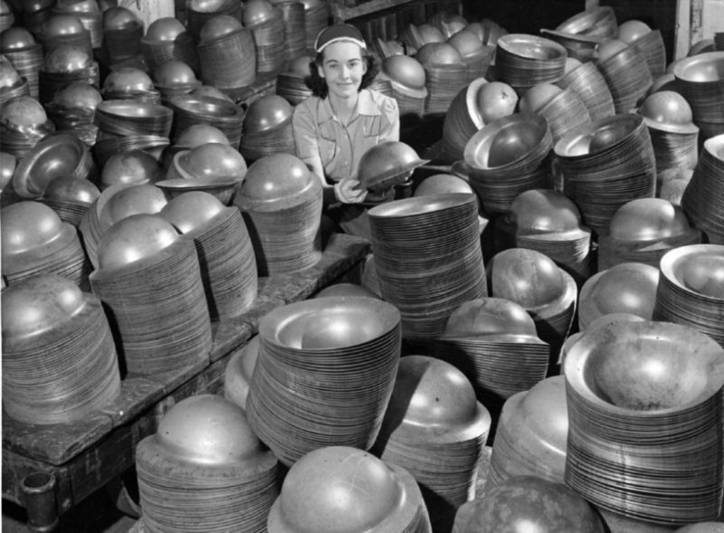Изготовление солдатских шлемов. Торонто, март 1941 г