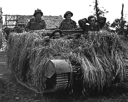 Канадские солдаты с пленным немецким пилотом. 7 июля 1944 г.