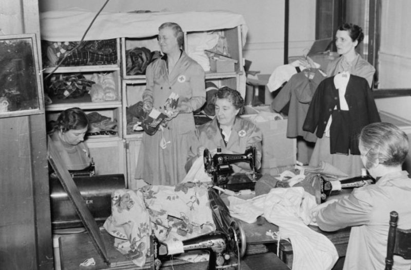 Женщины-добровольцы из Красного Креста шьют вещи для фронта. Март 1941 г.