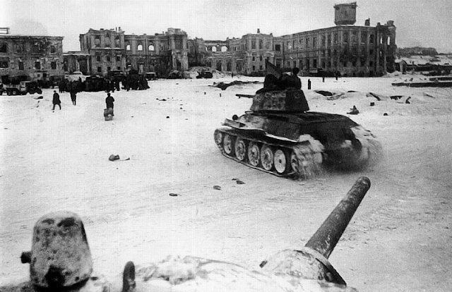 Танки Т-34 в Сталинграде. 1942 г.