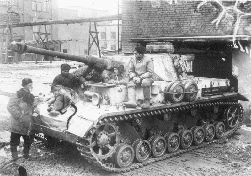 Захваченный немецкий танк на тракторном заводе. 1942 г. 
